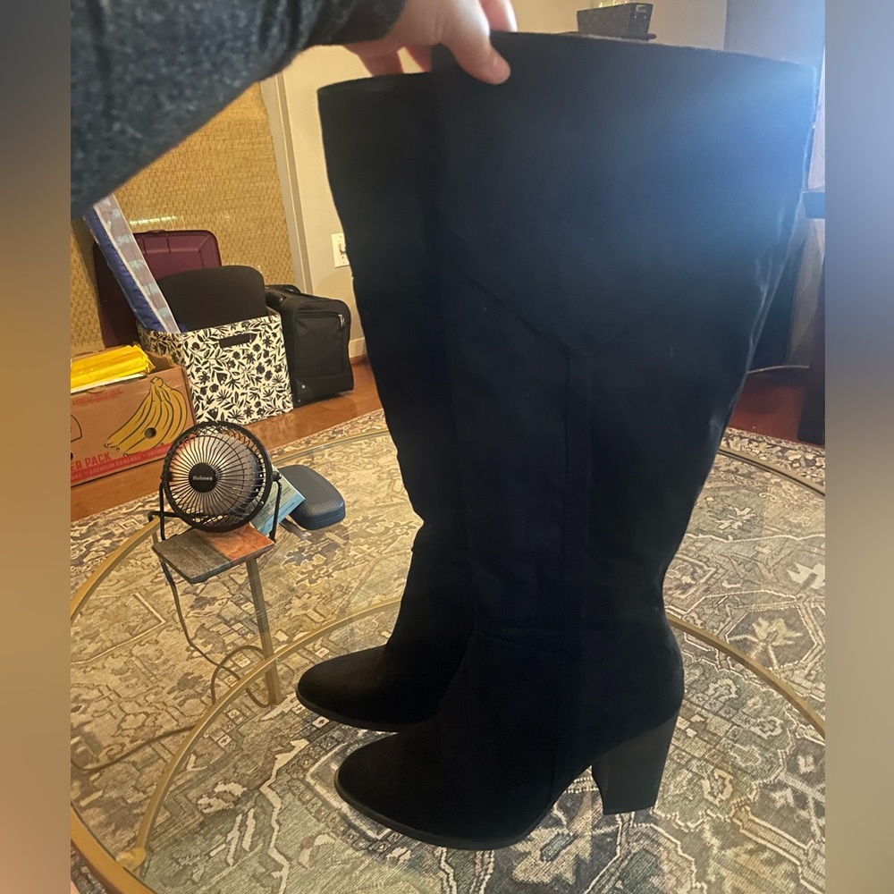 Black heeled boot